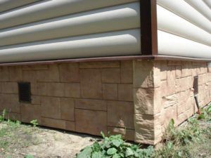 Длинномер имитирует бревенчатую поверхность, а цокольный виниловый сайдинг, длина которого редко превышает 1,2м – кирпичную кладку