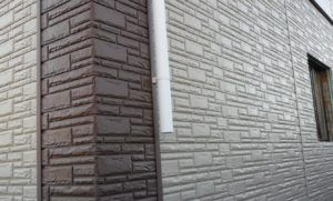 Компактная длина винилового сайдинга, предназначенного для цоколей, делает более удобной самостоятельную работу