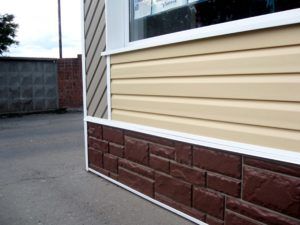 Небольшая ширина сайдинга металлического позволила произвести в угловой зоне вот такой монтаж по диагонали