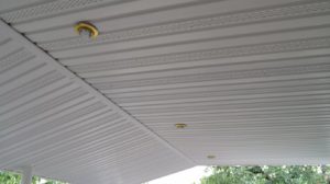 Потолок навеса, подшитый соффитом