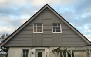 Интересный вариант облицовки фронтона с горизонтальным и вертикальным сайдингом