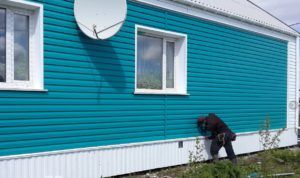 Контрастная облицовка цоколя и угловых зон