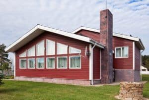 Красивая облицовка поддерживает интересную архитектуру дома