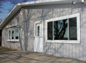 Вертикальная облицовка с визуальным отделением фронтона J-профилем